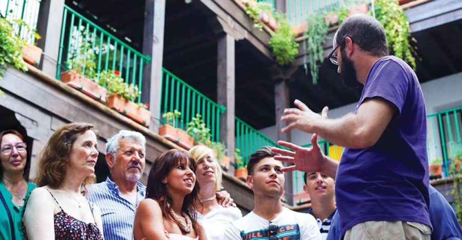Seville: 1-Hour Walking Tour Barrio de Santa Cruz - Key points at a glance