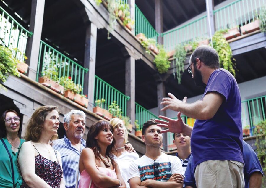 Seville: 1-Hour Walking Tour Barrio de Santa Cruz - Why Santa Cruz makes a good first walk
