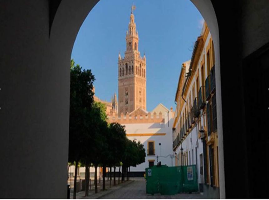 Seville: 1-Hour Walking Tour Barrio de Santa Cruz - From historic buildings to Metropol Parasol