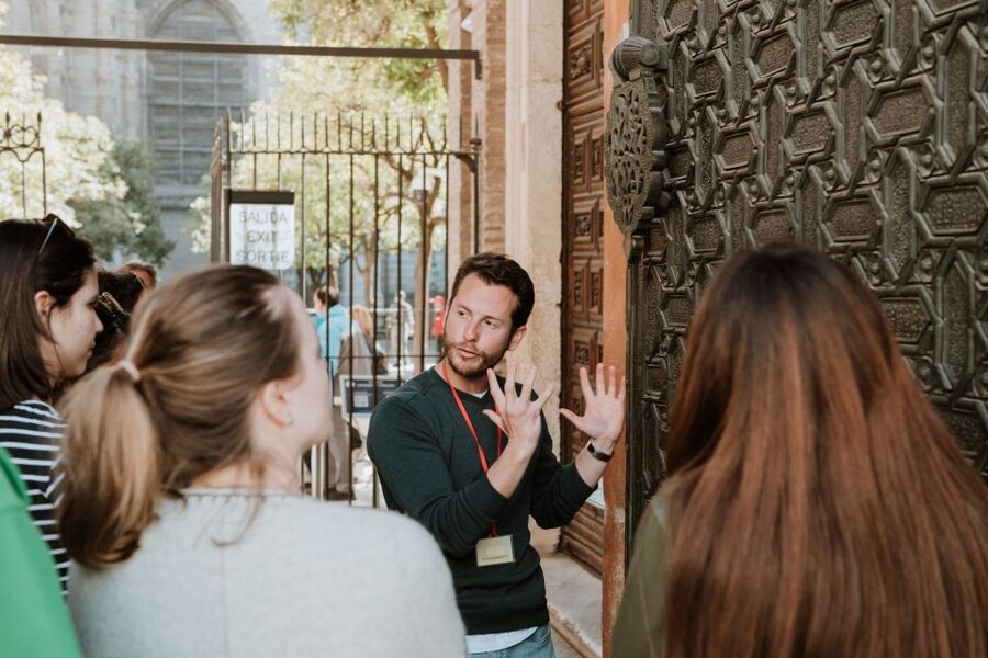 Seville: Guided Walking Tour with Optional Breakfast - A smart first walk through Seville