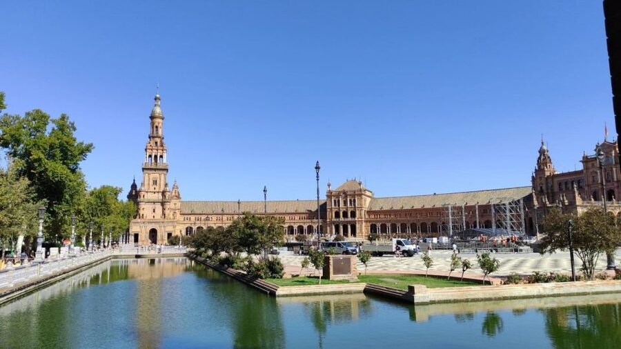 Seville: Guided Walking Tour with Optional Breakfast - What the guides add