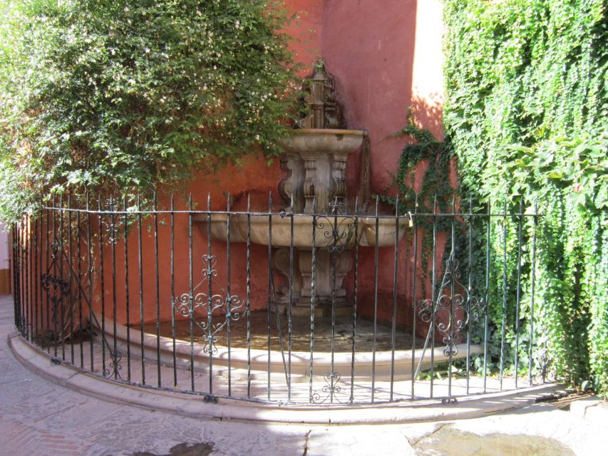 Seville: Santa Cruz Old Jewish Quarter Walking Tour - The narrow lanes and passageways