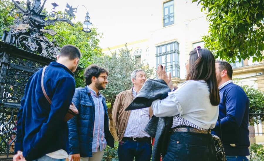 Seville: Small-Group Jewish Quarter Discovery Walking Tour - Callejón del Agua and the quarter’s atmosphere