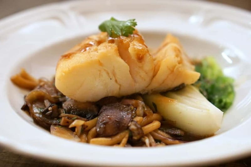 Seville: Tapas Walking Tour with Traditional Flamenco Show - Dietary needs, age limits, and comfort