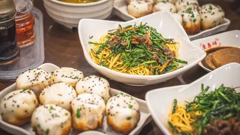 Shanghai: Evening Walking Food Tour - Shanghai’s sweet secret