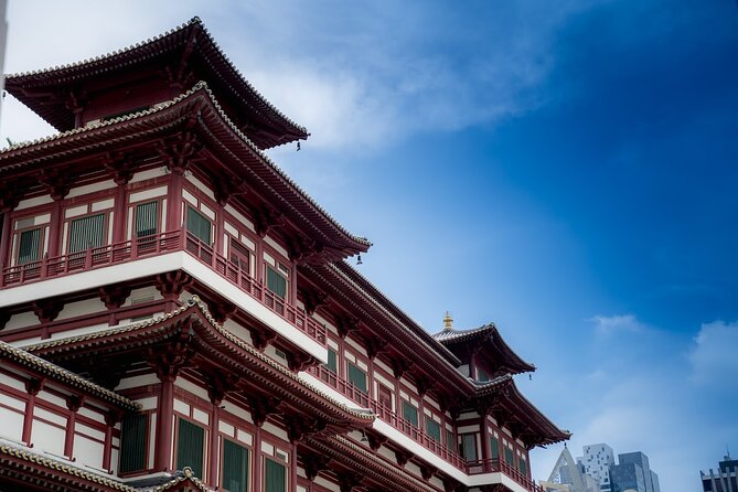 Singapore: Chinatown Hawker Market Food Tour with 7 Food Tastings - Sri Mariamman Temple and Buddha Tooth Relic Temple