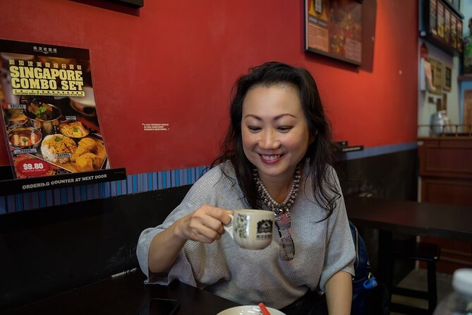 Singapore: Chinatown Hawker Market Food Tour with 7 Food Tastings - The guides make the difference