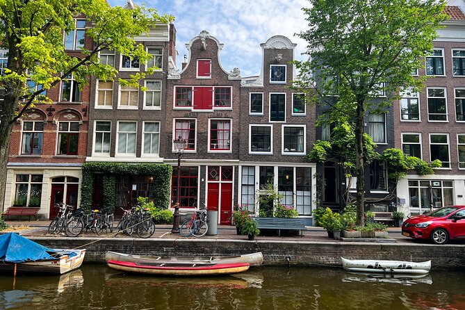 Small Group Walking Tour in Amsterdam with Friendly and Fun Guide - What makes the guides useful