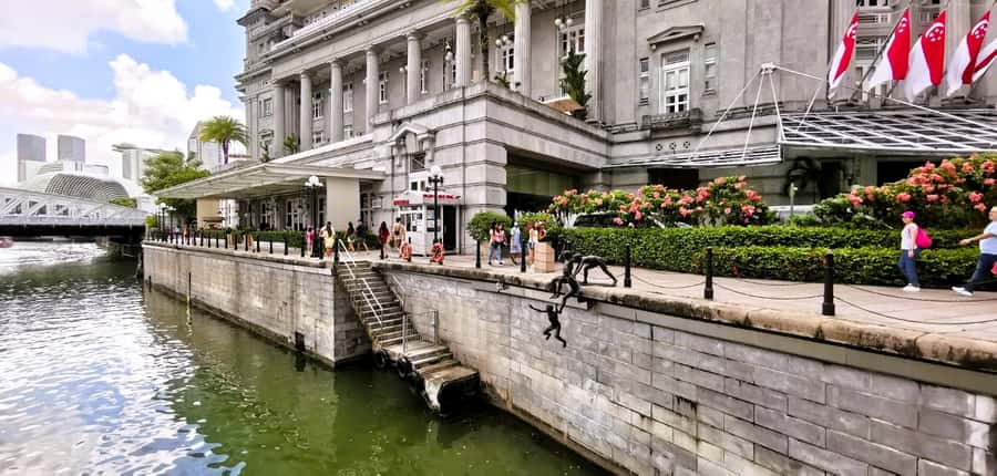 Splendour of Colonial Singapore Walking Tour with Lunch - The Arts House, Victoria Theatre, and the civic stage