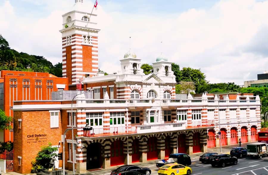 Splendour of Colonial Singapore Walking Tour with Lunch - Cavenagh Bridge and the river crossing