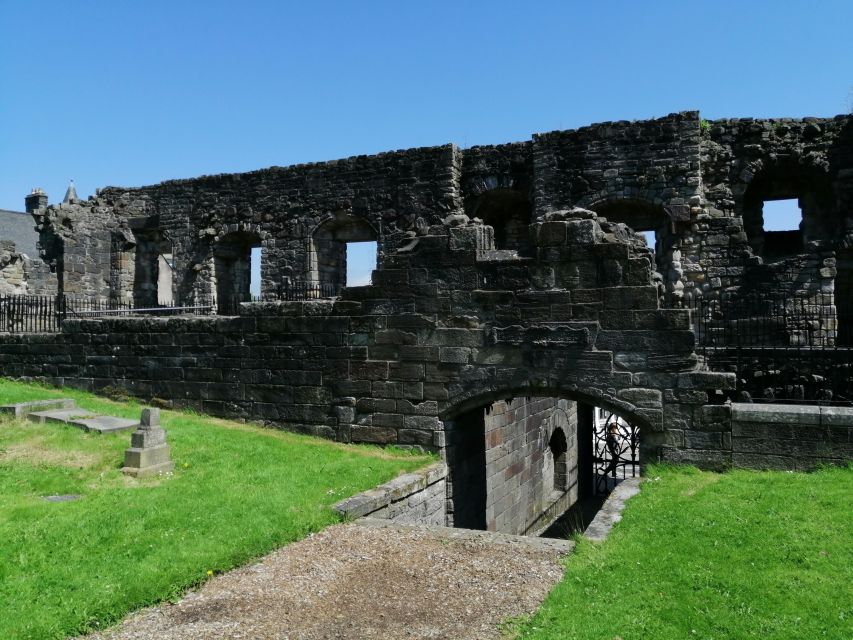 Stirling: Daily Guided Walking Tour with a Local Guide - Cowanes Trust and the clues above the doors