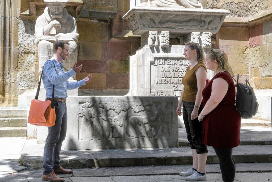 Stuttgart: Old Town Highlights Guided Walking Tour - What the guide adds to a short city walk