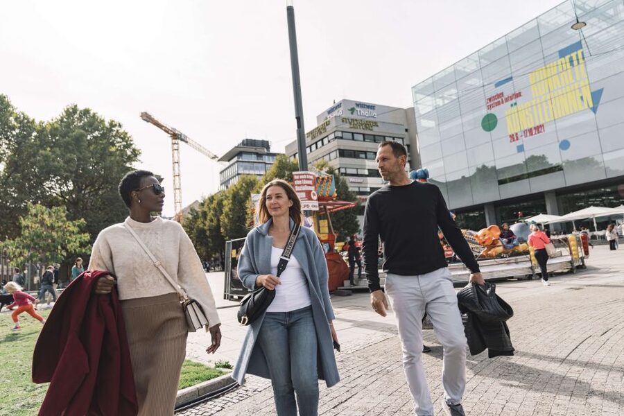 Stuttgart: Private Guided Circular City Walk - The New Palace, Old Palace, and Palace Square
