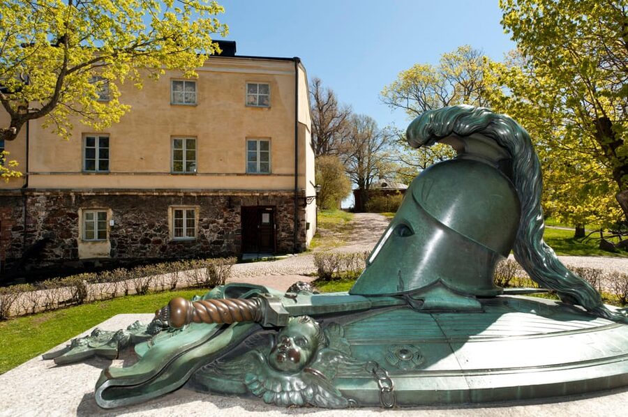 Suomenlinna: Guided Walking Tour with an Authorized Guide - Starting at the Suomenlinna Centre