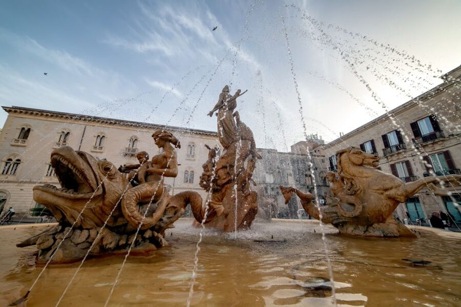 Syracuse: Highlights of Ortigia Guided Walking Tour - Piazza Archimede and the Fountain of Diana