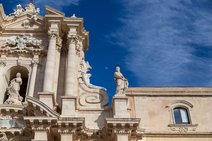 Syracuse: Highlights of Ortigia Guided Walking Tour - Finishing at Arethusa Spring beside the sea