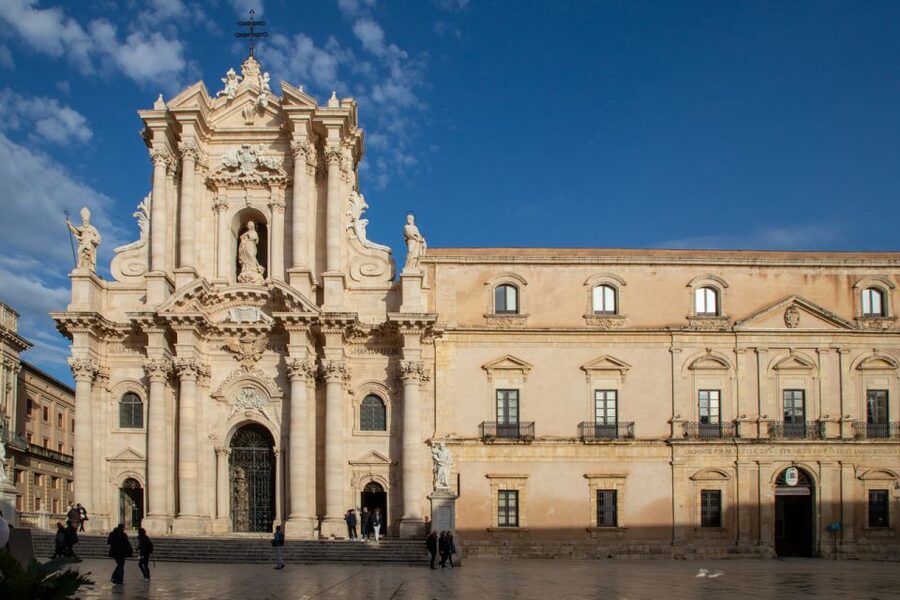 Syracuse: Highlights of Ortigia Guided Walking Tour - Starting under the pomegranate tree at Apollo