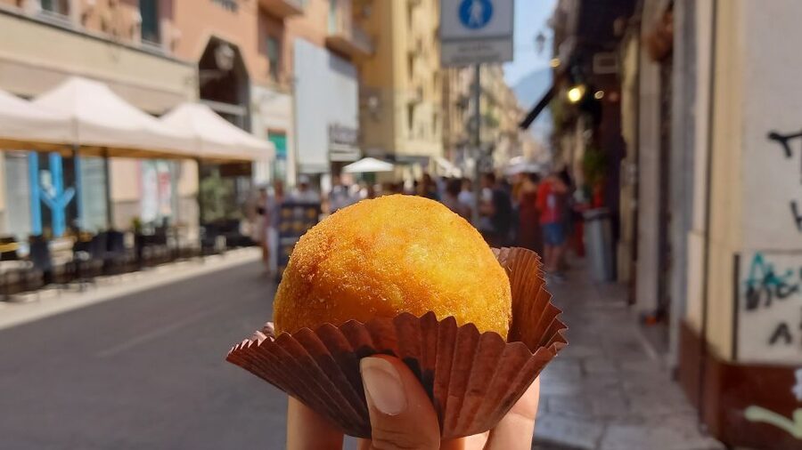 Syracuse: Street Food Walking Tour in Ortigia with Tastings - What the guides add to the experience