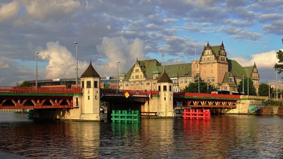 Szczecin: Old Town Highlights Private Walking Tour - Meeting point, pickup, and walking conditions