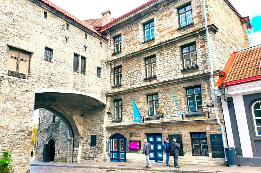 Tallinn Old Town: Stories and Views 2‑Hour Walking Tour - The climb to Toompea Castle and Estonia’s Parliament