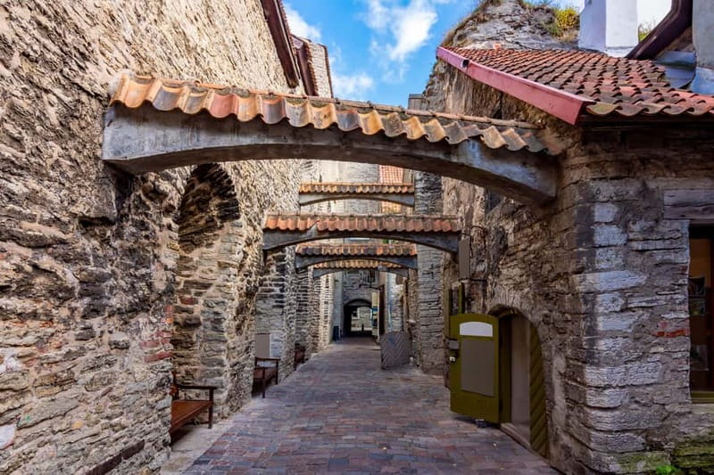 Tallinn Old Town: Stories and Views 2‑Hour Walking Tour - Tall Hermann and Toompea’s second great viewpoint