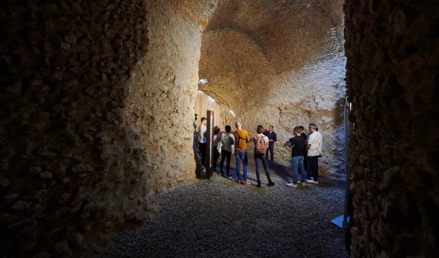 Tarragona: Roman Heritage Guided Walking Tour - Using the 3D presentation before the Amphitheater