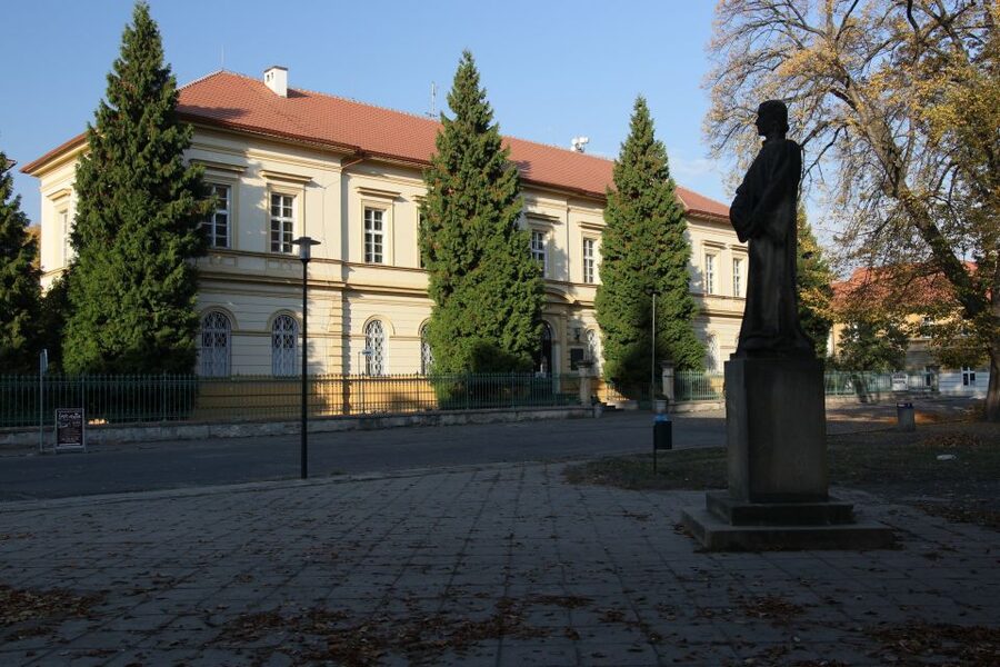 Terezin Memorial: Entry Ticket Combo w. Guided Walking Tour - Cemetery, crematorium, and the longer walk