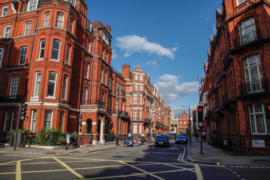 The Beatles London Walking Tour - Abbey Road Studios and the famous crossing