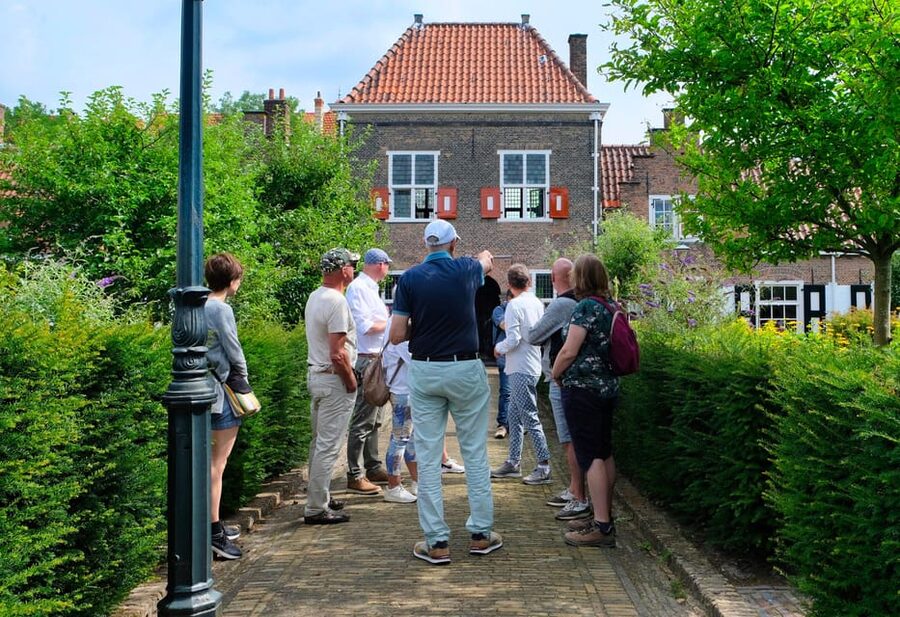 The Hague: Courtyard Walking Tour - The Renaissance details and nearby monuments