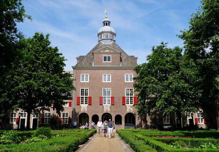 The Hague: Courtyard Walking Tour - What the small group changes