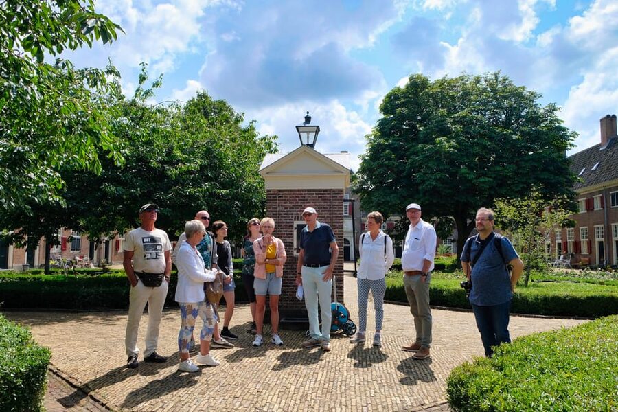 The Hague: Courtyard Walking Tour - Who should book this walk?