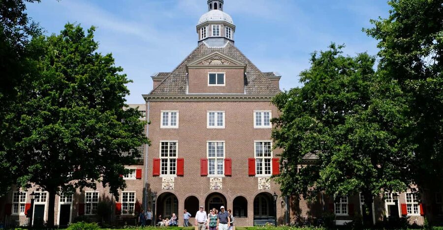 The Hague: Courtyard Walking Tour - What sixteenth-century charity housing tells you