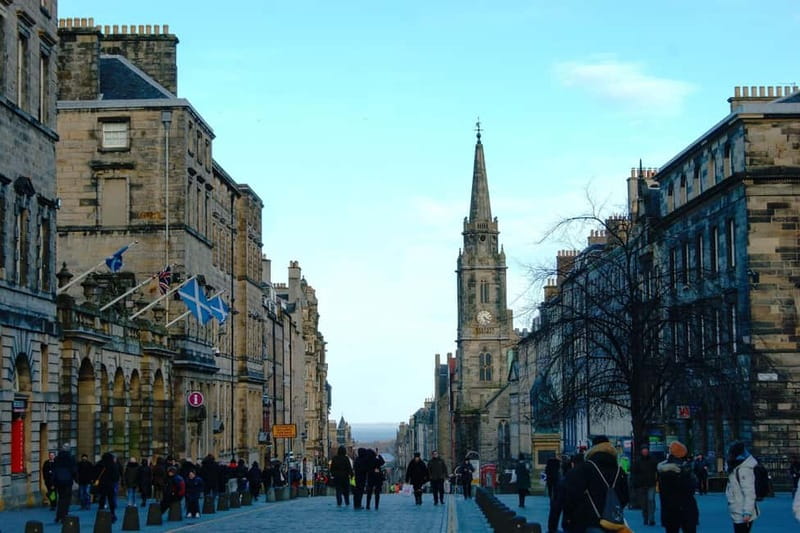 The Must-Sees of Edinburgh: Small Group Walking Tour in French - Key points at a glance