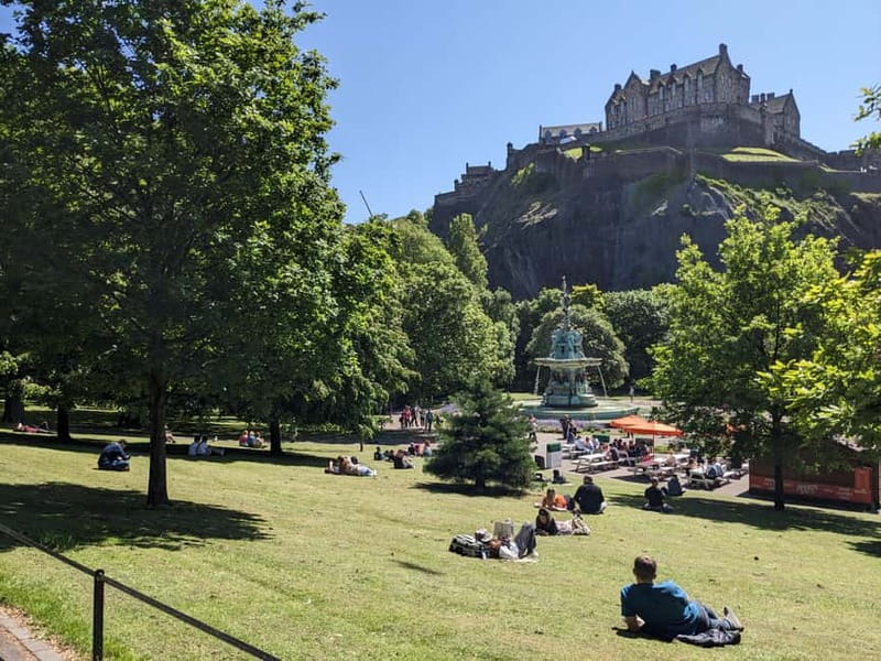 The Must-Sees of Edinburgh: Small Group Walking Tour in French - The Royal Mile and Mercat Cross