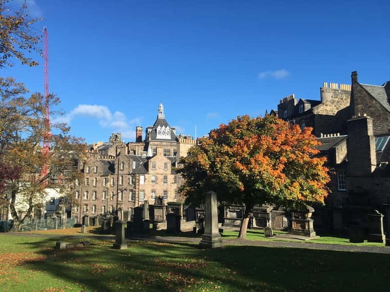 The Must-Sees of Edinburgh: Small Group Walking Tour in French - The Scott Monument and the walk toward the Old Town