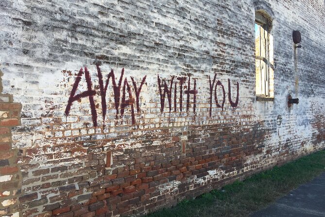 The Walking Dead: Private Film Locations Tour of Senoia - Alexandria exteriors and the homes fans recognize