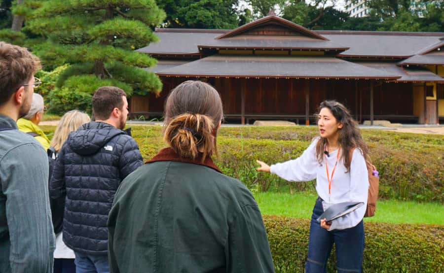 Tokyo: Imperial Palace Japanese History Walking Tour - Walking toward Otemon Gate