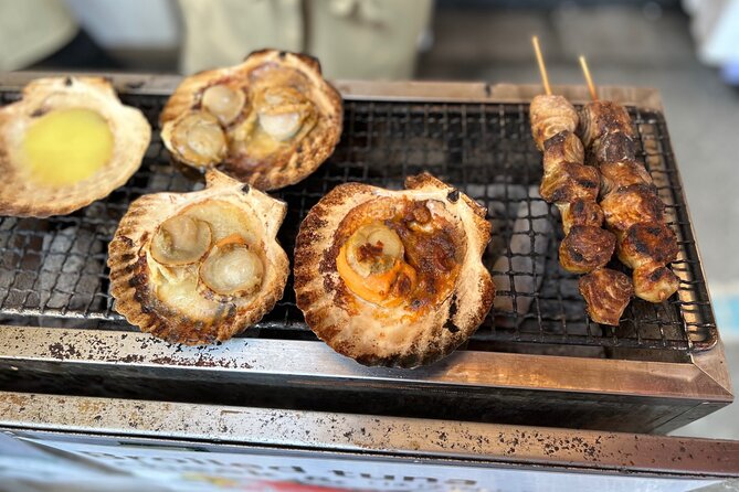 Tokyo: Tsukiji Fish Market Food and Walking tour - Walking through Tsukiji Fish Market