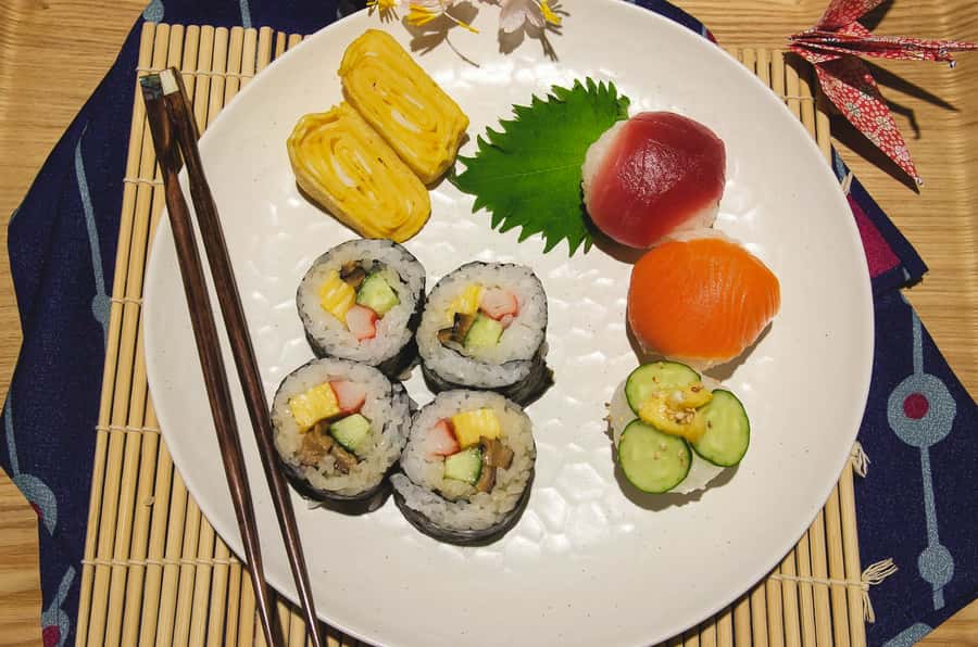 Tokyo: Tsukiji Market Walking Tour & Sushi Cooking Class - Eating your own lunch at the end