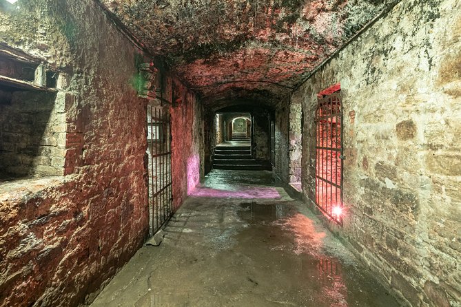 Underground Vaults Walking Tour in Edinburgh Old Town - Entering the South Bridge vaults