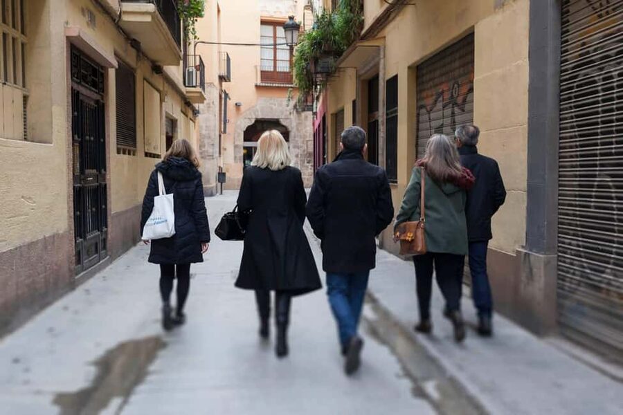 Valencia: Historical Walking Tour - Finding the small Plaza Redonda