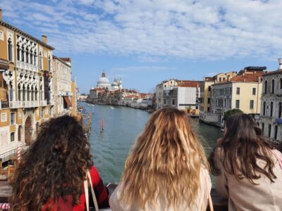 Walking Guided Tour of the City Must-See Sites