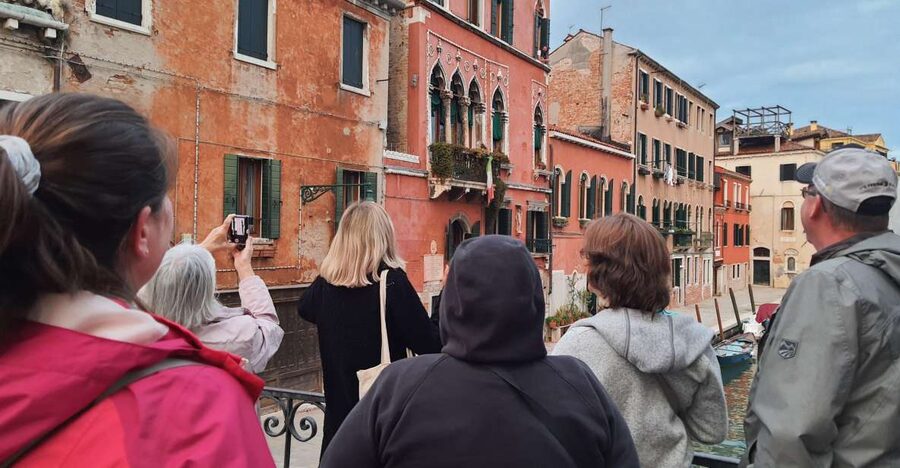 Venice: Walking Guided Tour of the City Must-See Sites - Crossing Rialto Bridge