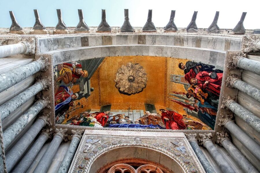 Venice: Walking tour, Doge Palace, & St. Mark's Basilica - The street walk around S. Maria Formosa