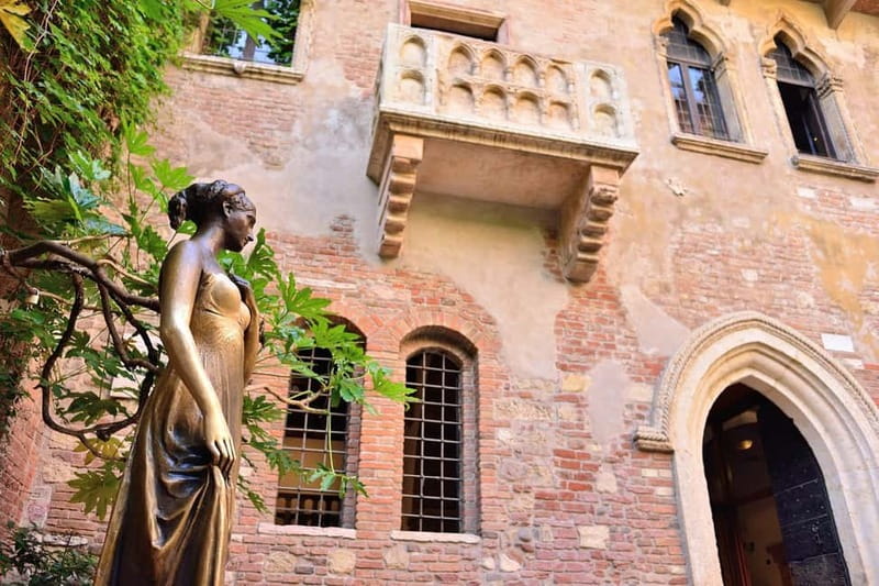 Verona: Romeo and Juliet Guided Walking Tour - Via Arche Scaligere and the Scala family tombs