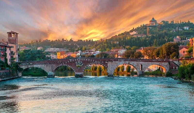 Verona: Romeo and Juliet Guided Walking Tour - Via Mazzini and the walk into the old center