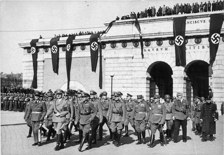 Vienna: World War II Historical Walking Tour - Starting beneath the Albertina, beside the Opera House