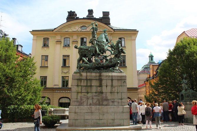 Walking Tour of Stockholm Old Town - Järnpojken, the tiny statue with a big following