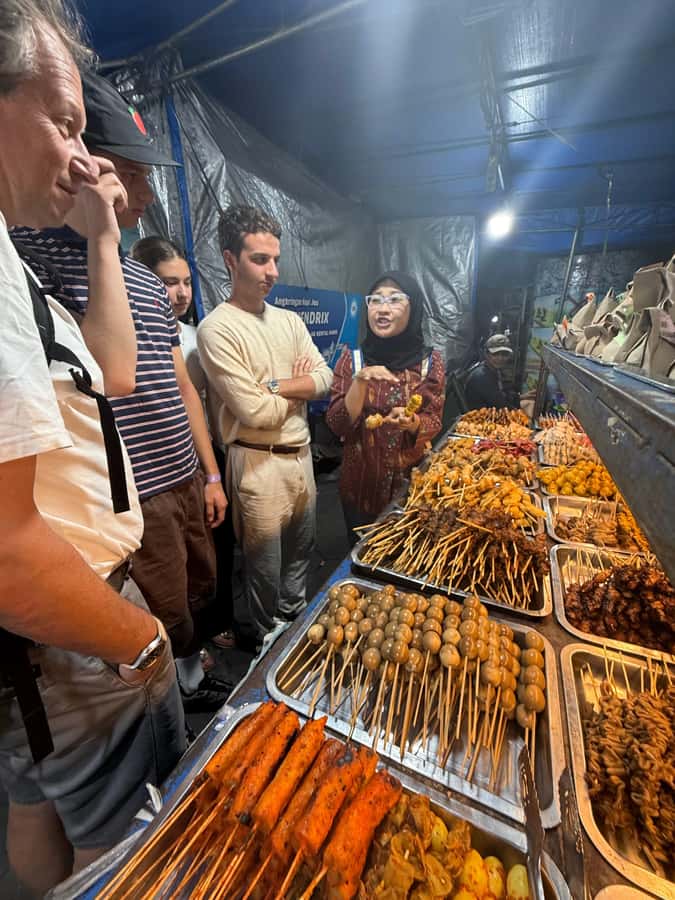 Yogyakarta: Nighttime Walk and Food Tour - Why this $17 Yogyakarta night tour offers good value