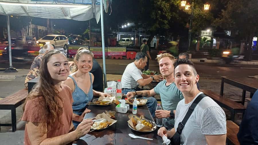 Yogyakarta: Nighttime Walk and Food Tour - Plengkung Wijilan and the main Javanese flavors